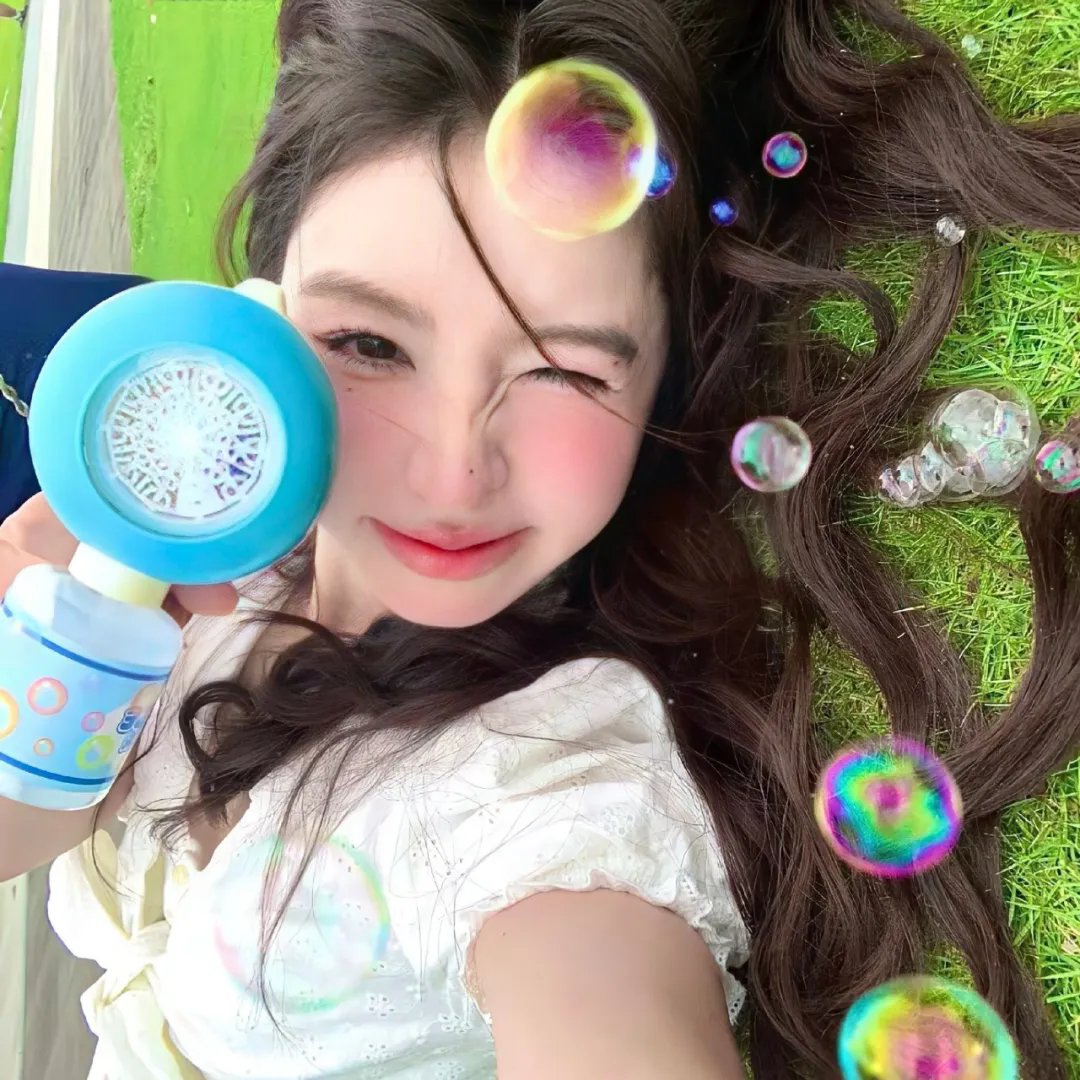 将蝴蝶藏于肩后